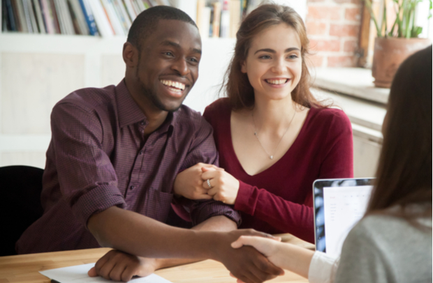 Couple purchasing Selective Insurance